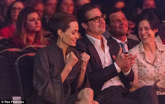 Angelina Jolie trì hoãn chuyện ly hôn vì chưa sẵn sàng trả tự do cho Brad Pitt - Ảnh 1.