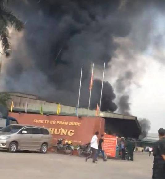 Hưng Yên: Lửa và khói bốc cháy khủng khiếp tại công ty dược, bao trùm toàn khu vực - Ảnh 1.