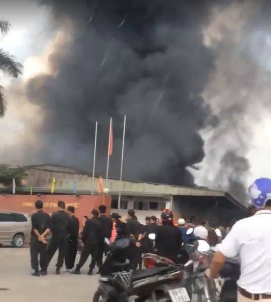 Hưng Yên: Lửa và khói bốc cháy khủng khiếp tại công ty dược, bao trùm toàn khu vực - Ảnh 2.