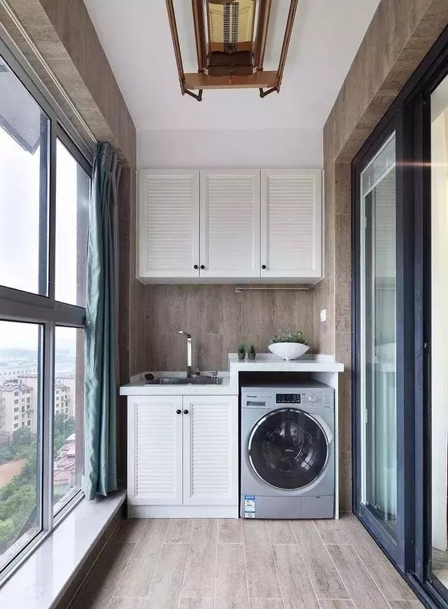 Tận dụng ban công làm nơi vừa thư giãn vừa để máy giặt, giải pháp siêu hay cho những người ở nhà chung cư - Ảnh 2.