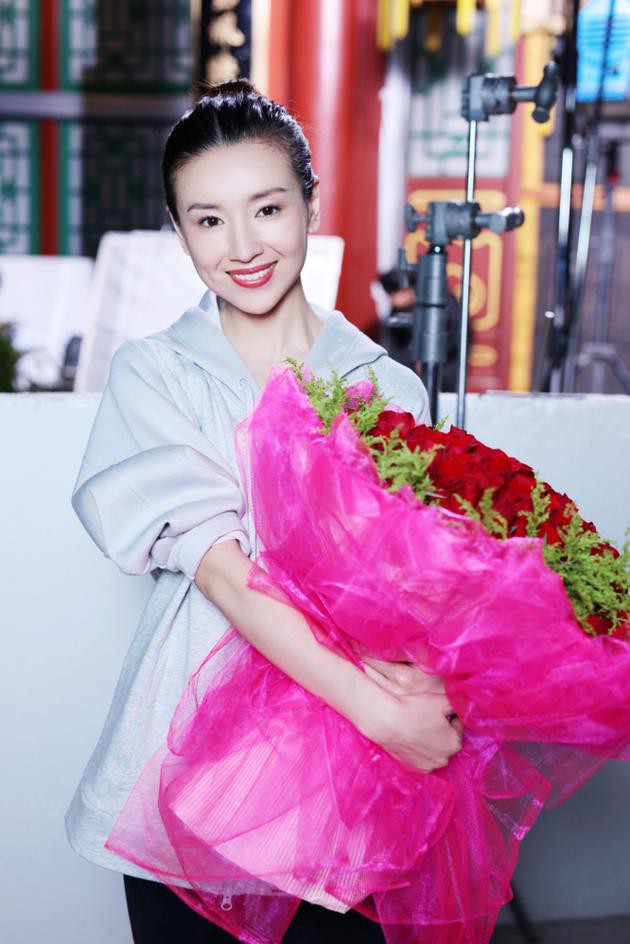 Dù đã sinh con, Phú sát Hoàng hậu Đổng Khiết vẫn khiến gái trẻ phải tròn xoe mắt vì đẹp gợi cảm thế này - Ảnh 10. Dù đã sinh con, Phú sát Hoàng hậu Đổng Khiết vẫn khiến gái trẻ phải tròn xoe mắt vì đẹp gợi cảm thế này - Ảnh 10.