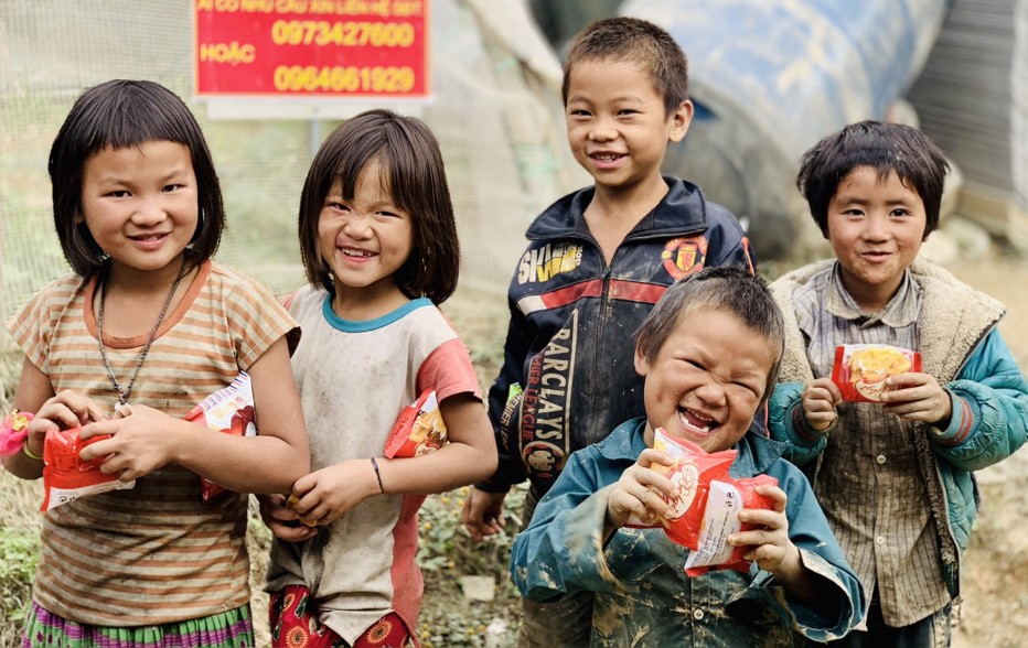 Hà Giang là một trong những vùng miền nghèo nhất Việt Nam, đặc biệt là trẻ em. Xem hình ảnh để thấy được người Việt Nam có bao nhiêu tấm lòng và sự cống hiến để giúp đỡ trẻ em nghèo ở đây.
