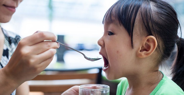 Bốn hành động này của người lớn dễ khiến trẻ bị nhiễm vi khuẩn gây bệnh, rất nhiều người đang làm mỗi ngày - Ảnh 3.