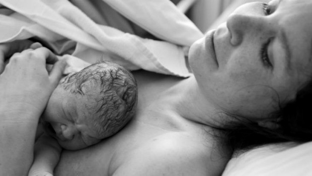 Đây là lý do ngay sau khi chào đời, bé đã biết trườn về phía vú mẹ và có phản xạ bú mút - Ảnh 4.