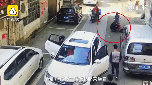 Thót tim cảnh tượng bé gái 2 tuổi bò chơi ngoài đường rồi bị ô tô cán 2 lần, toàn bộ nguyên nhân đến từ người mẹ tắc trách - Ảnh 3. Thót tim cảnh tượng bé gái 2 tuổi bò chơi ngoài đường rồi bị ô tô cán 2 lần, toàn bộ nguyên nhân đến từ người mẹ tắc trách - Ảnh 3.