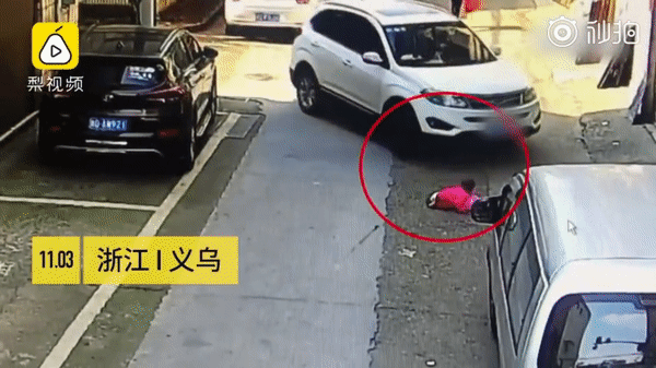 Thót tim cảnh tượng bé gái 2 tuổi bò chơi ngoài đường rồi bị ô tô cán 2 lần, toàn bộ nguyên nhân đến từ người mẹ tắc trách - Ảnh 2.