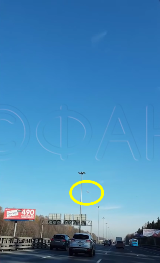 Thêm clip gây lú MXH: Chiếc máy bay đang bay hay lơ lửng tại chỗ? nhìn đi nhìn lại vẫn không hiểu chuyện gì đã xảy ra - Ảnh 3.