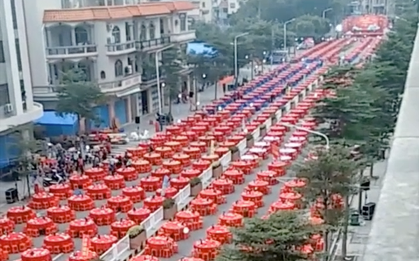 Đám cưới siêu khổng lồ tại Trung Quốc: Hàng nghìn bàn tiệc nhuộm đỏ một con phố dài cả cây số! - Ảnh 1.