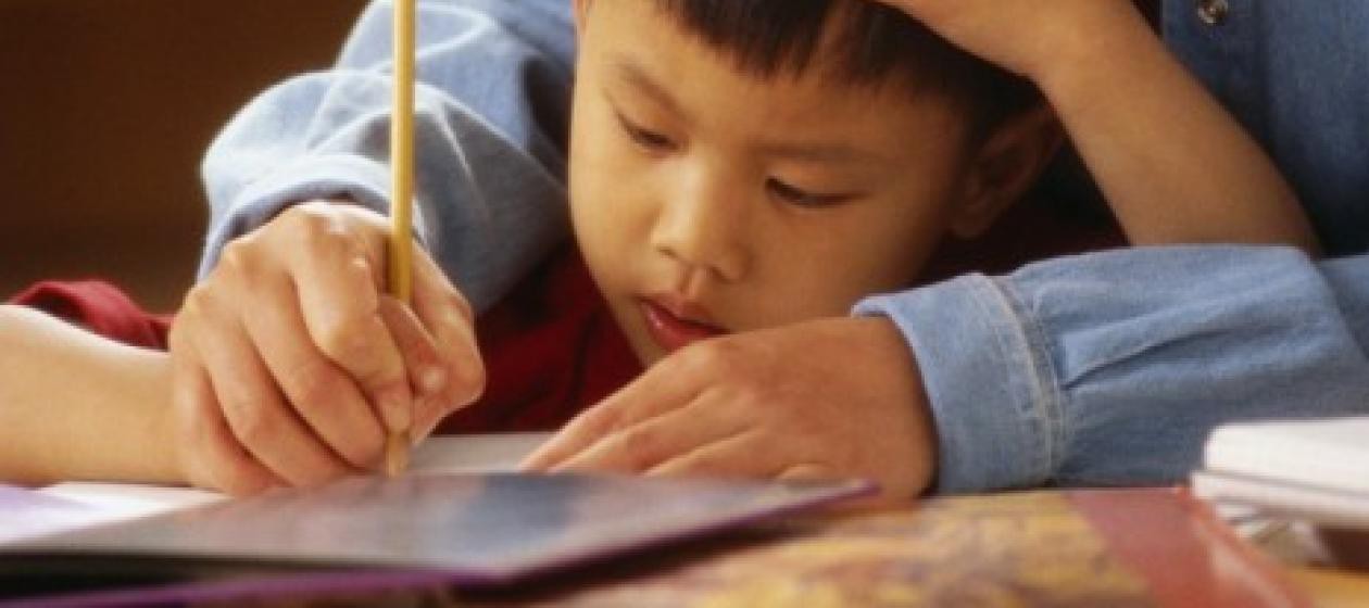 Cậu bé 9 tuổi nhảy lầu tự tử và lời nhắn nhủ gây nhức nhối: Mẹ, con thực sự rất mệt mỏi! - Ảnh 2. Cậu bé 9 tuổi nhảy lầu tự tử và lời nhắn nhủ gây nhức nhối: Mẹ, con thực sự rất mệt mỏi! - Ảnh 2.