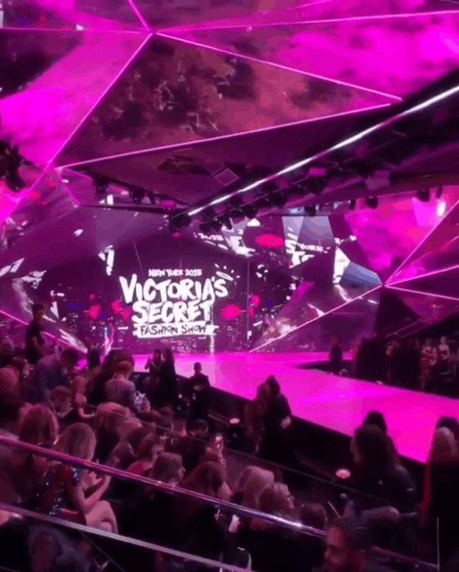 Victorias Secret Fashion Show 2018: Chị đại Adriana Lima bật khóc, nàng lọ lem Behati Prinsloo trở lại sàn diễn sau 2 lần sinh nở - Ảnh 1. Victorias Secret Fashion Show 2018: Chị đại Adriana Lima bật khóc, nàng lọ lem Behati Prinsloo trở lại sàn diễn sau 2 lần sinh nở - Ảnh 1.