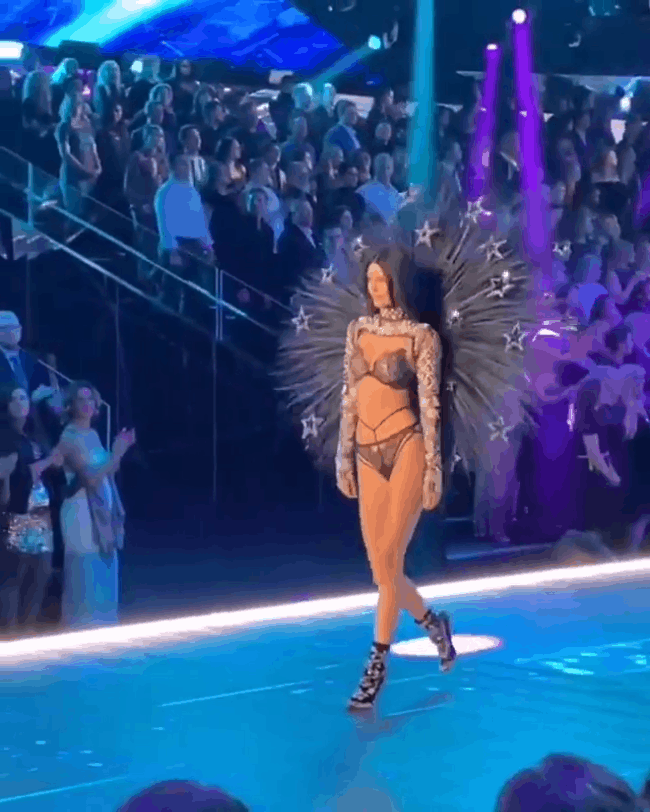 Victorias Secret Fashion Show 2018: Chị đại Adriana Lima bật khóc, nàng lọ lem Behati Prinsloo trở lại sàn diễn sau 2 lần sinh nở - Ảnh 32. Victorias Secret Fashion Show 2018: Chị đại Adriana Lima bật khóc, nàng lọ lem Behati Prinsloo trở lại sàn diễn sau 2 lần sinh nở - Ảnh 32.
