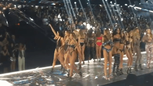 Victorias Secret Fashion Show 2018: Chị đại Adriana Lima bật khóc, nàng lọ lem Behati Prinsloo trở lại sàn diễn sau 2 lần sinh nở - Ảnh 38. Victorias Secret Fashion Show 2018: Chị đại Adriana Lima bật khóc, nàng lọ lem Behati Prinsloo trở lại sàn diễn sau 2 lần sinh nở - Ảnh 38.