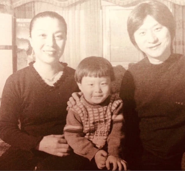 Tiết lộ hình ảnh cũ của gia đình Phạm Băng Băng, cư dân mạng khen ngợi: Nhan sắc nổi trội 3 đời - Ảnh 2.