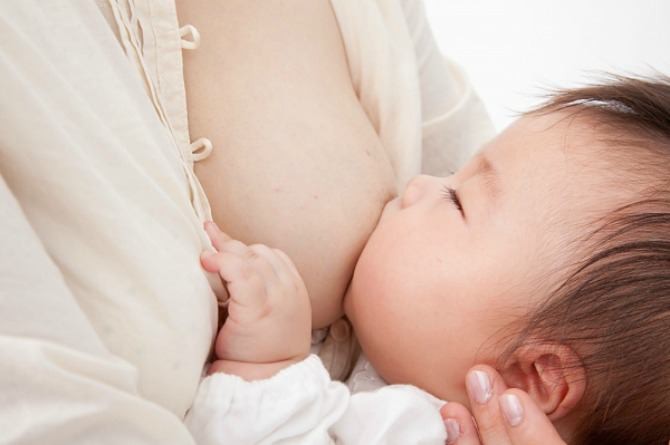 Cho con ăn thứ này khi mới 2 tháng tuổi, cha mẹ bị dân mạng ném đá dữ dội  - Ảnh 3.