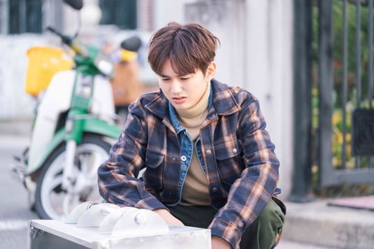 Từ ngôi vua, Yoo Seung Ho gây sốc khi tụt dốc xuống làm... nhân viên giao hàng - Ảnh 3.