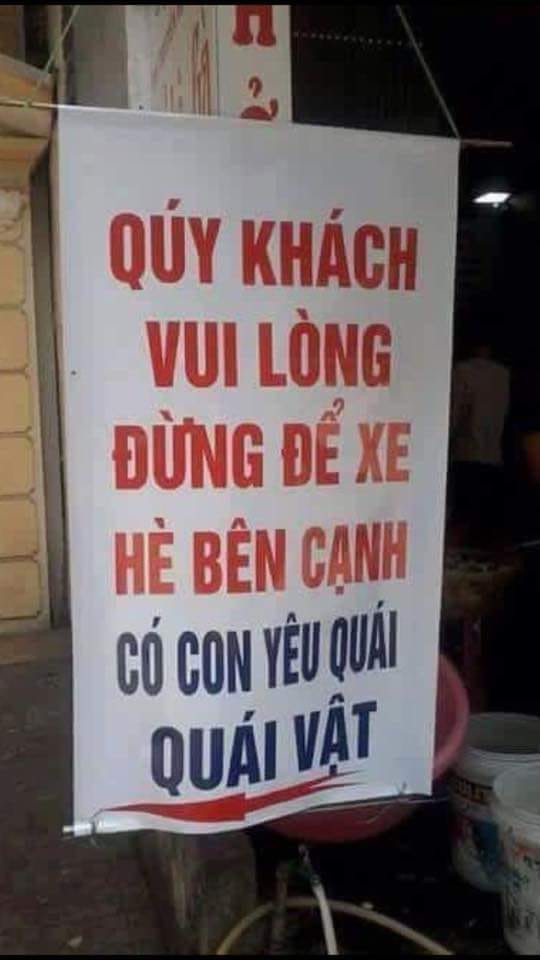 Chủ quán bị ném đá sấp mặt vì tấm bảng hướng dẫn để xe dằn mặt hàng xóm là con yêu quái, con quái vật - Ảnh 1.