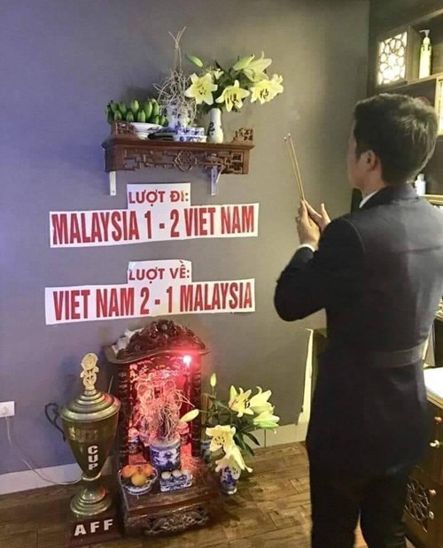 Ảnh chế các nhà tiên tri hài hước trước giờ bóng lăn trận chung kết lượt về Việt Nam - Malaysia gây sốt - Ảnh 1.