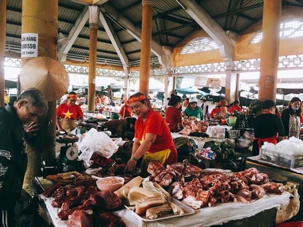 Có một ngày như hôm nay ai cũng vui như Tết, cả khu chợ các dì các mẹ đều mặc áo cờ đỏ sao vàng - Ảnh 3.