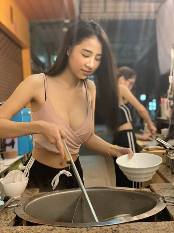 Xinh đẹp và nóng bỏng, cô chủ tiệm mỳ Thái Lan khiến dân mạng thốt lên: Chỉ cần nhìn đã đủ thấy no rồi! - Ảnh 1.