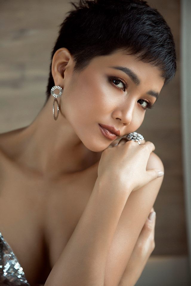HHen Niê quyết định chơi lớn tại Miss Universe 2018, diện váy khoét sâu nóng bỏng trước đêm bán kết - Ảnh 2.