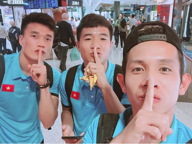 Dàn trai đẹp đội tuyển Việt Nam khoe được quà đặc biệt trên chuyến bay về nước chuẩn bị chung kết lượt về - Ảnh 7.