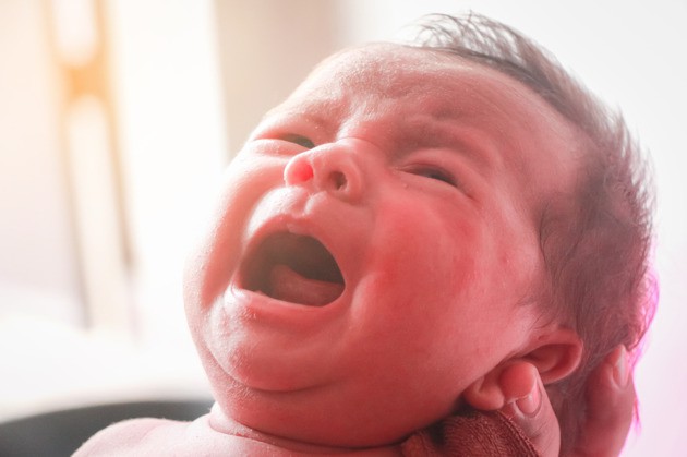 Vì sao khoảng 2 giờ sau sinh, bé thường không ngủ? Biết được lý do bạn sẽ thấy vô cùng ấm áp - Ảnh 1.