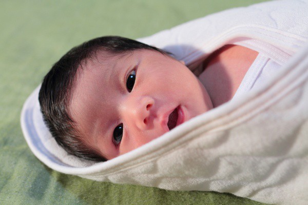 Vì sao khoảng 2 giờ sau sinh, bé thường không ngủ? Biết được lý do bạn sẽ thấy vô cùng ấm áp - Ảnh 2.