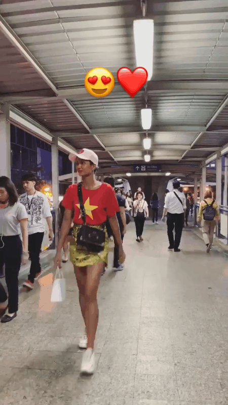 Hết dép tổ ong, H’Hen Niê lại diện áo cờ đỏ sao vàng để quảng bá tinh thần dân tộc tại Miss Universe 2018 - Ảnh 2.