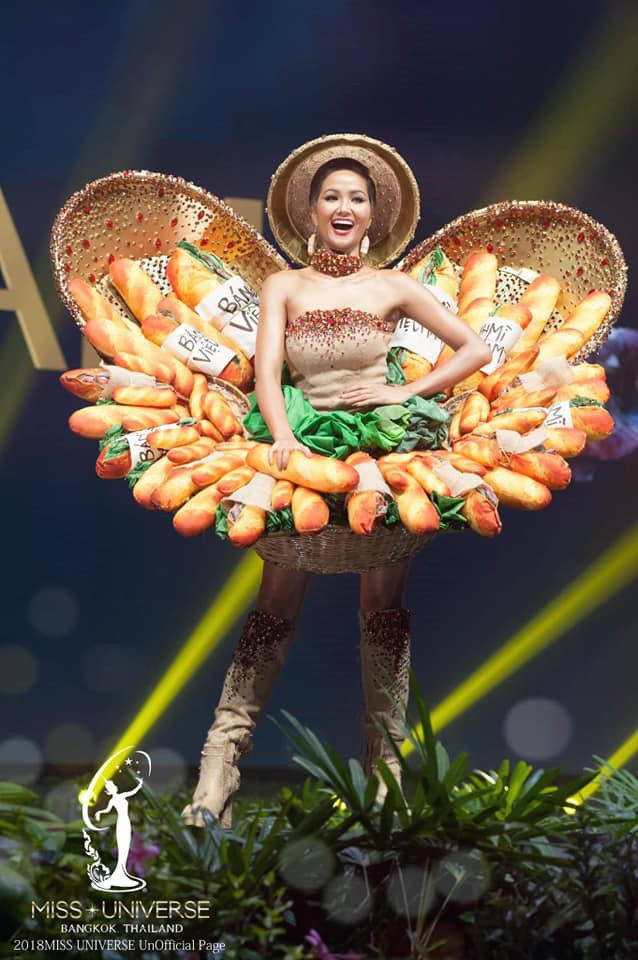 Hết dép tổ ong, H’Hen Niê lại diện áo cờ đỏ sao vàng để quảng bá tinh thần dân tộc tại Miss Universe 2018 - Ảnh 5.