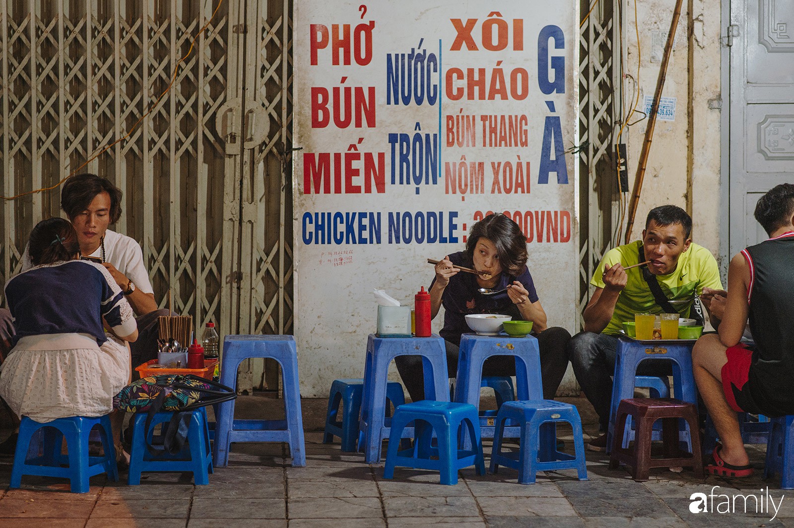 Hàng Hòm: Con phố dài 120m cứ chiều đến lại lột xác thành phố phở gà nức tiếng của Hà Nội - Ảnh 17. Hàng Hòm: Con phố dài 120m cứ chiều đến lại lột xác thành phố phở gà nức tiếng của Hà Nội - Ảnh 17.