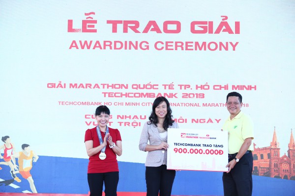 Techcombank trao quỹ từ thiện hơn tỷ đồng trong giải marathon quy mô hàng đầu Việt Nam - Ảnh 1.