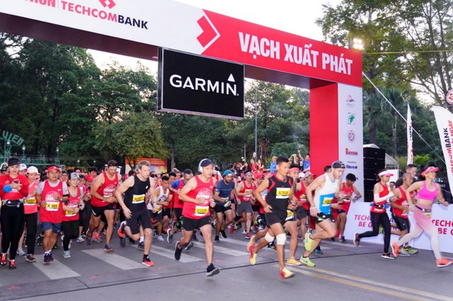 Techcombank trao quỹ từ thiện hơn tỷ đồng trong giải marathon quy mô hàng đầu Việt Nam - Ảnh 2.