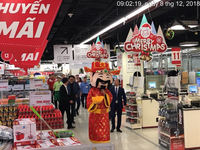 Đi Lotte Mart, dắt xe sang về nh&agrave; - Ảnh 2.