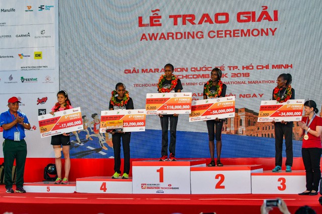 Techcombank trao quỹ từ thiện hơn tỷ đồng trong giải marathon quy mô hàng đầu Việt Nam - Ảnh 8.