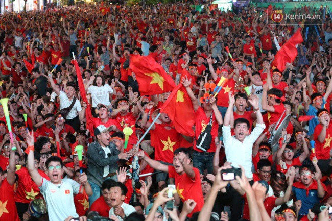 Chung kết AFF Cup: Hàng vạn CĐV đổ ra đường ăn mừng chiến thắng: 10 năm sau, lịch sử lại gọi tên Việt Nam! - Ảnh 25.