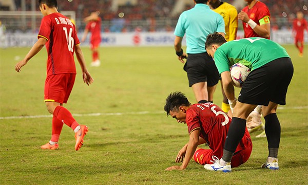 Việt Nam vô địch AFF Cup 2018: Người gác đền Văn Lâm được gọi tên vì giữ sạch mảnh lưới xuất thần - Ảnh 3.