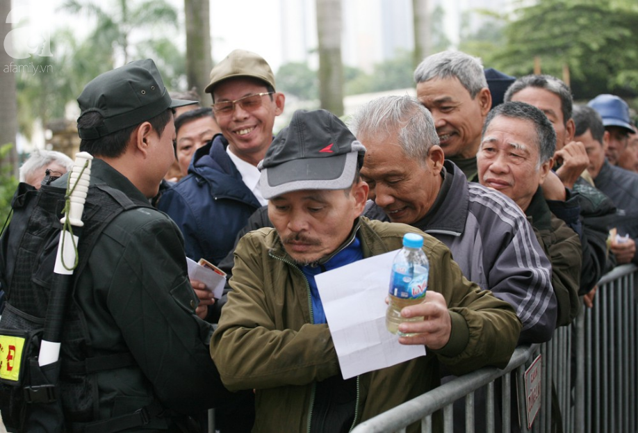 Sau vụ đại náo ở VFF, hàng trăm thương binh xếp hàng ngay ngắn nhận vé theo dõi trận chung kết - Ảnh 1.