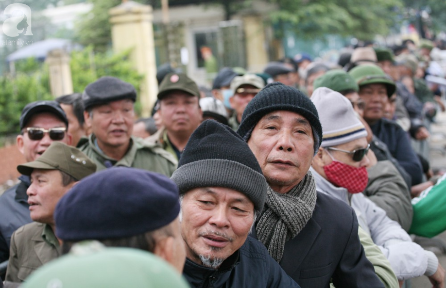 Sau vụ đại náo ở VFF, hàng trăm thương binh xếp hàng ngay ngắn nhận vé theo dõi trận chung kết - Ảnh 2.