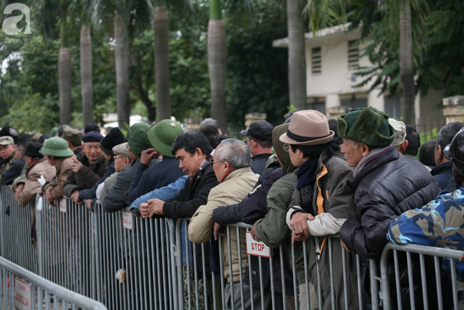 Sau vụ đại náo ở VFF, hàng trăm thương binh xếp hàng ngay ngắn nhận vé theo dõi trận chung kết - Ảnh 3.