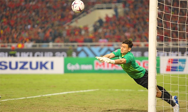 Khoảnh khắc đáng nhớ nhất AFF Cup 2018: Còi mãn cuộc vang lên, Gấu Nga Lâm Tây ôm khung thành khóc trong hạnh phúc - Ảnh 2.