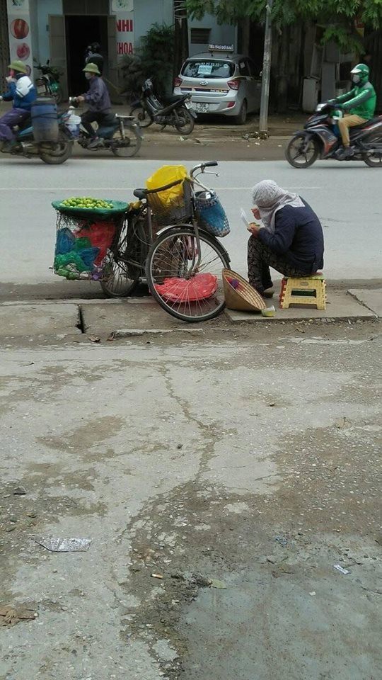 Nhìn người bán hàng rong ăn vội suất cơm hộp bên đường dưới tiết trời 11 độ, bạn nghĩ gì? - Ảnh 1. Nhìn người bán hàng rong ăn vội suất cơm hộp bên đường dưới tiết trời 11 độ, bạn nghĩ gì? - Ảnh 1.