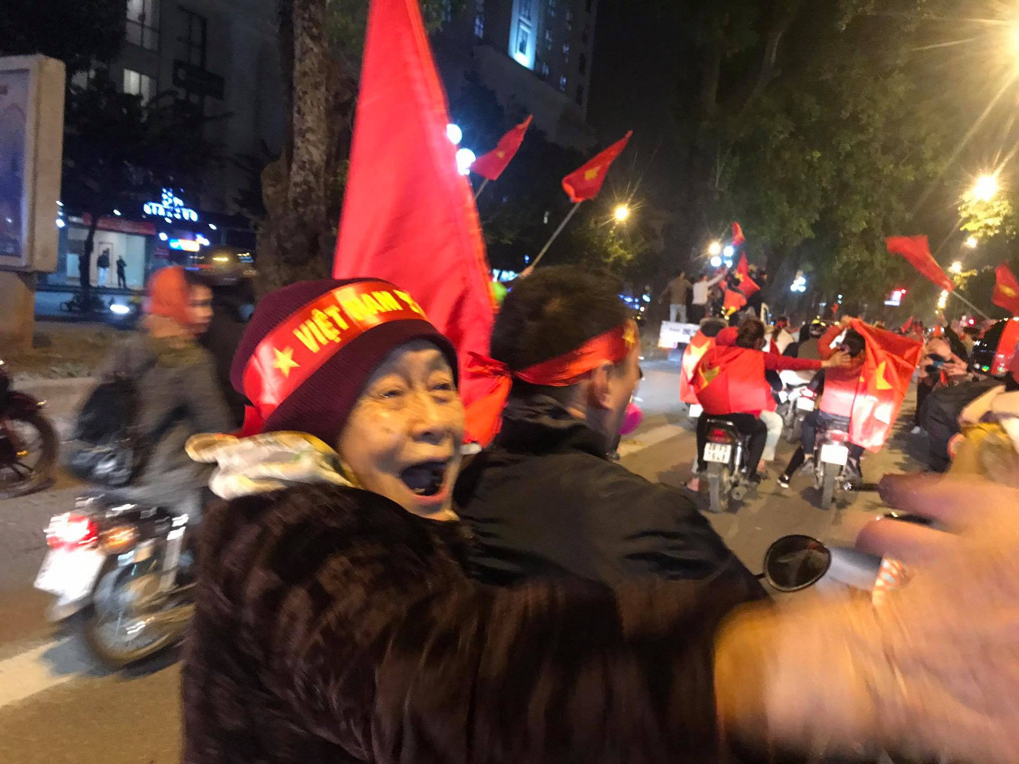 Ngắm trai xinh, gái đẹp trong đoàn người đi bão ư? Xưa rồi! Bà cụ mới là tâm điểm sự chú ý đêm qua Ngắm Trai Xinh, Gái Đẹp Trong Đoàn Người Đi Bão Ư? Xưa Rồi! Bà Cụ Mới Là Tâm Điểm Sự Chú Ý Đêm Qua