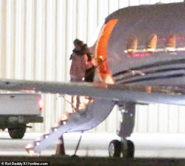 Đang bước lên phi cơ riêng, Justin Bieber bỗng xúc động không rõ lý do, khiến Hailey phải ôm động viên - Ảnh 4.