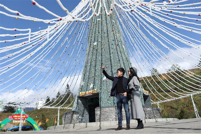 Du khách đổ lên Fansipan chiêm ngưỡng phiên bản Việt của “cây thông Noel đẹp nhất châu Âu” - Ảnh 3.