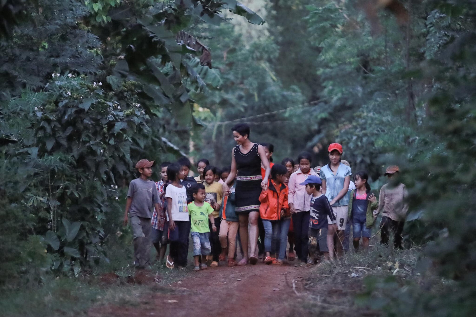 Co Gai E đe Ngheo Từng Len Thanh Phố Lam Osin đa Ngoạn Mục Lọt Top 5 Miss Universe 18 Như Thế Nao