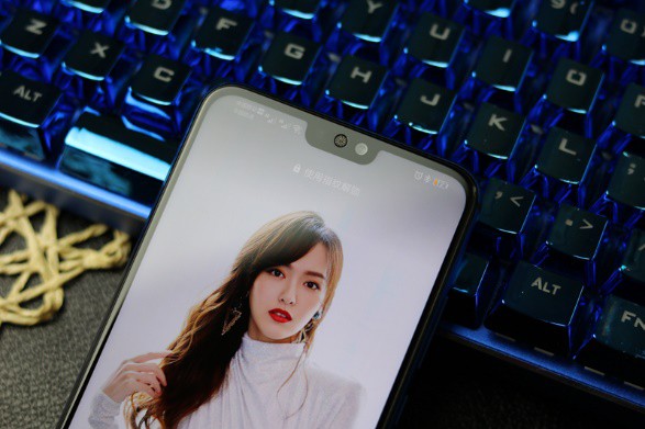 Phụ nữ y&ecirc;u chiếc điện thoại hơn cả&hellip; bạn trai của m&igrave;nh! - Ảnh 1.