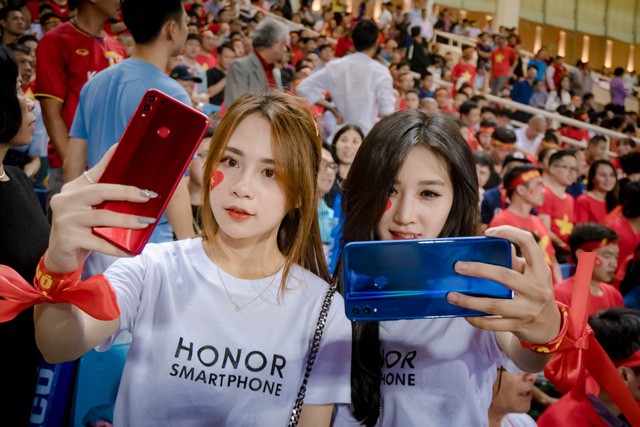 Phụ nữ y&ecirc;u chiếc điện thoại hơn cả&hellip; bạn trai của m&igrave;nh! - Ảnh 2.