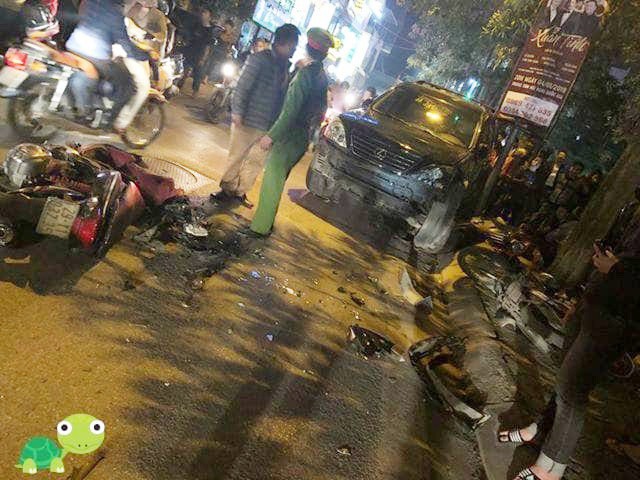 Ảnh: Hàng loạt xe máy vỡ nát, người bị thương nằm la liệt sau khi nữ tài xế lái Lexus gây tai nạn liên hoàn trên phố Hà Nội - Ảnh 7.