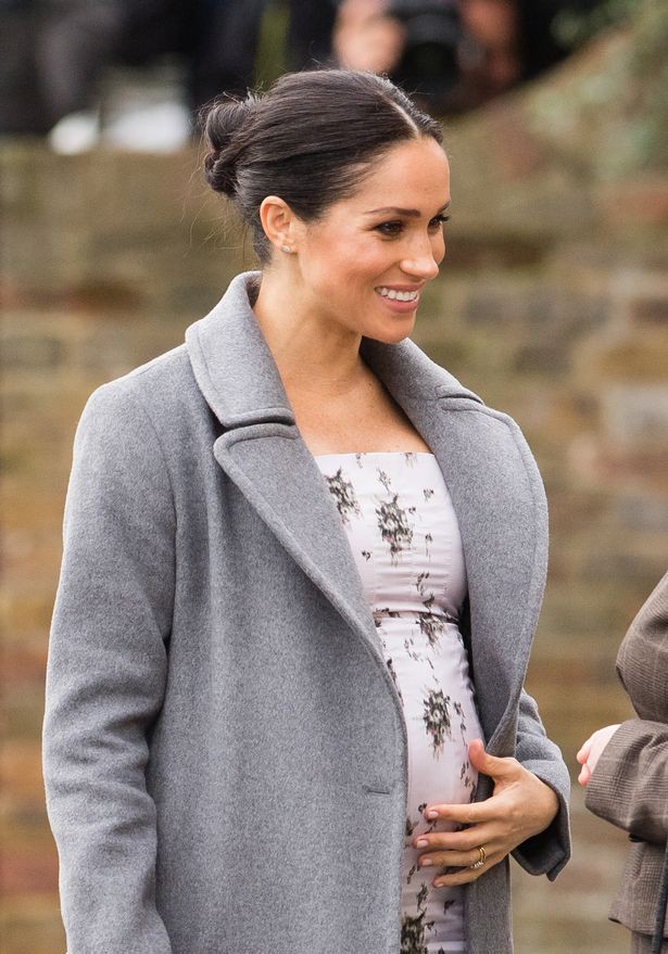 Meghan tái xuất với bụng bầu lộ rõ nhưng bị chỉ trích vì ăn mặc hở hang kém sang khi đến thăm viện dưỡng lão - Ảnh 1.