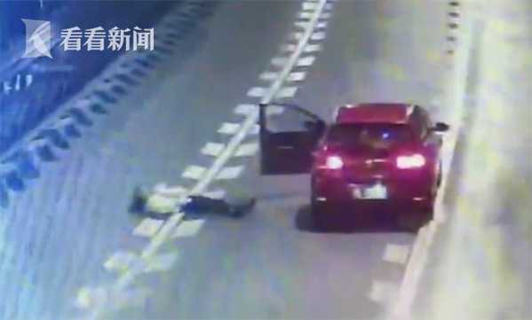 Bánh bèo tối thượng: Cãi nhau với bạn trai, nữ tài xế xuống xe nằm dài giữa đường cao tốc ăn vạ - Ảnh 2.
